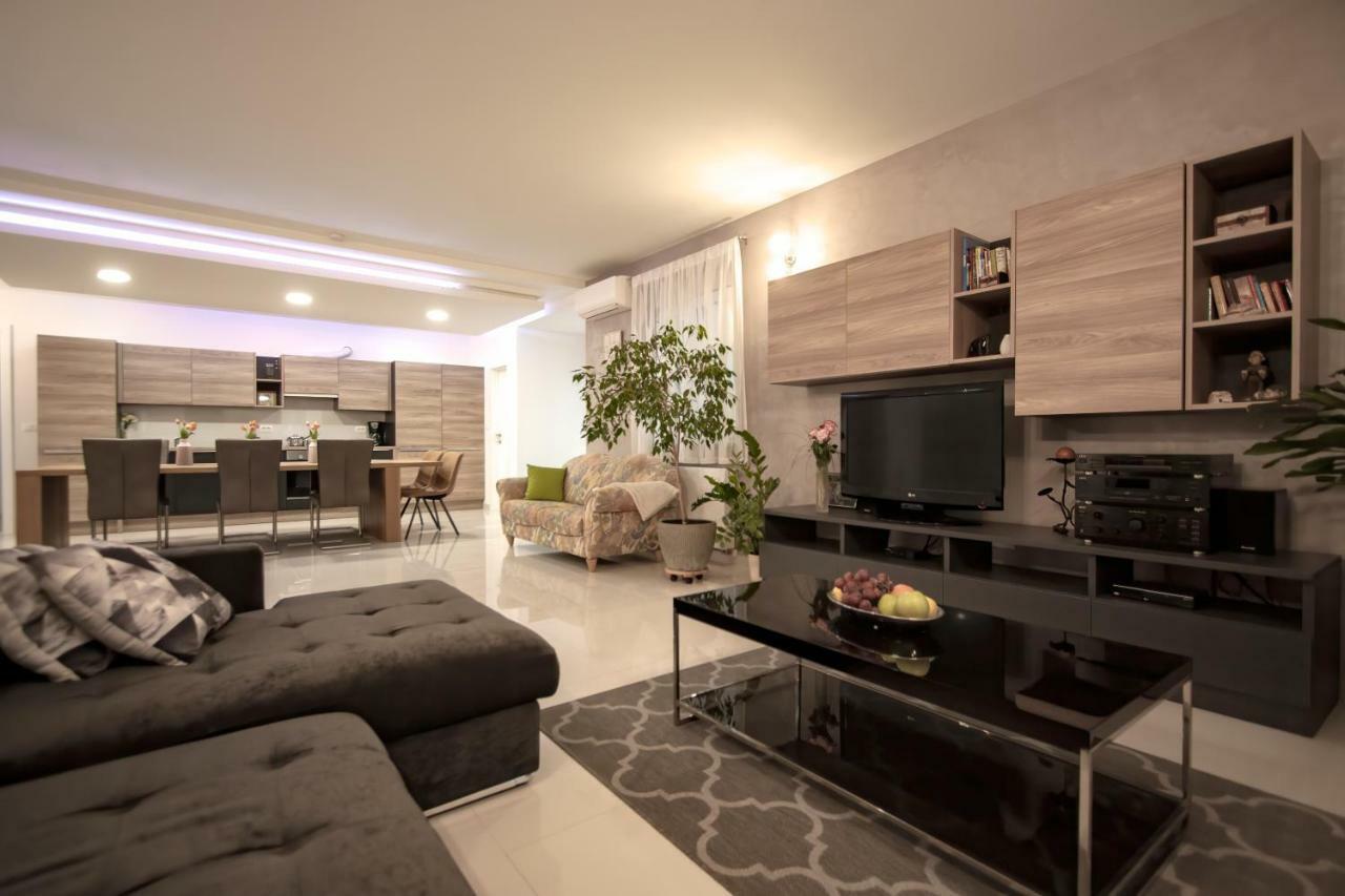 Apartman Nebo Pola Esterno foto
